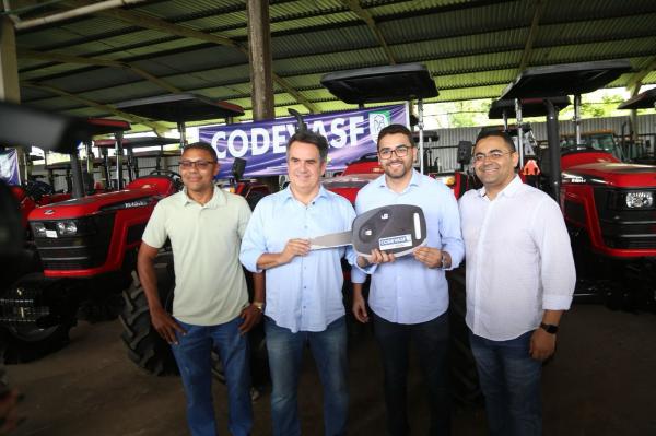 Ciro Nogueira entrega tratores e equipamentos agrícolas a prefeitos(Imagem:Divulgação)