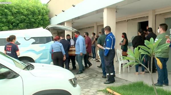 Velório da enfermeira Samara Félix reuniu poucos amigos e familiares, devido à pandemia do novo coronavírus. (Imagem:Edivaldo Cardoso/TV Clube)