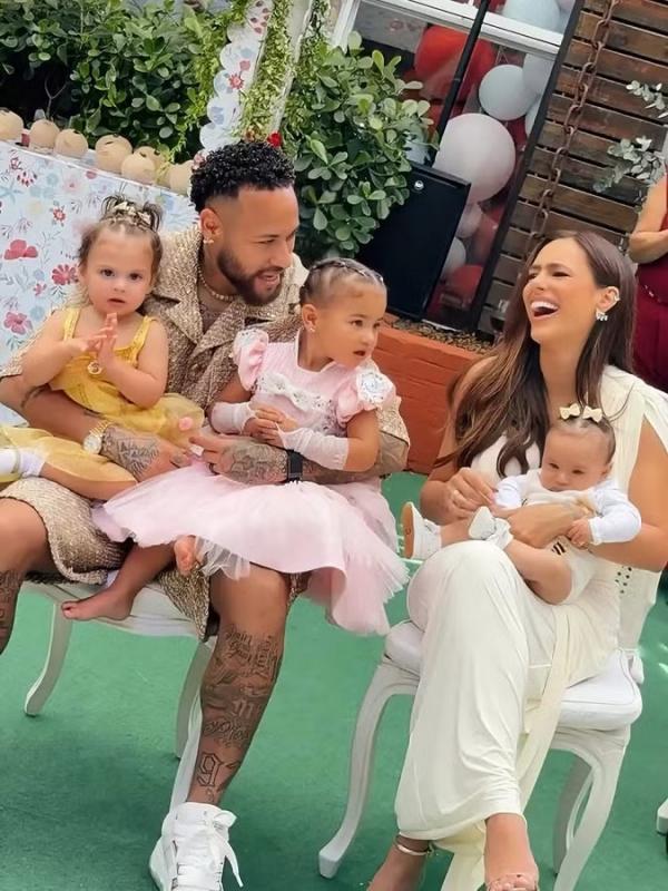Neymar posa com as três filhas no aniversário de Mavie.(Imagem:Reprodução/Instagram)
