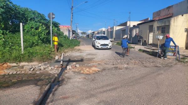 Floriano executa serviços de iluminação no campo e tapa buracos na cidade.(Imagem:Divulgação)