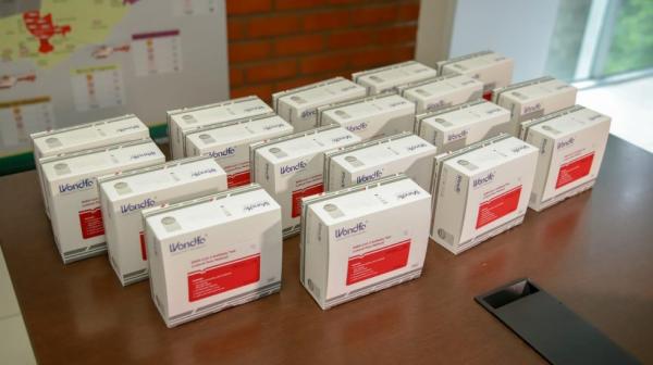 Caixas de testes rápidos usados na pesquisa.(Imagem:CCOM)