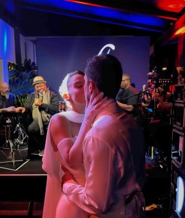 Os noivos Giovanna Lancellotti e Gabriel David trocam beijos ao som de Jorge Aragão.(Imagem:Reprodução/Instagram)