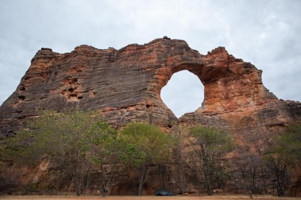 A Pedra Furada é um dos pontos mais emblemáticos da paisagem da Serra da Capivara.(Imagem:Celso Tavares/G1)