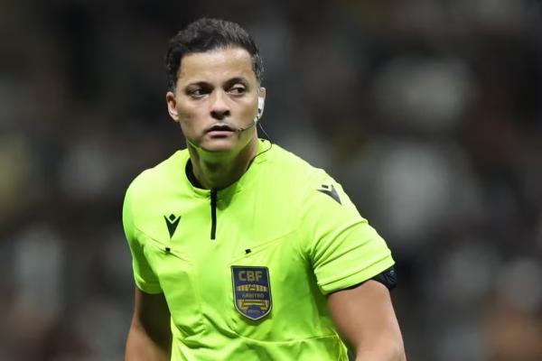 &Aacute;rbitro S&aacute;vio Pereira Sampaio (Imagem:Gilson Lobo/AGIF)