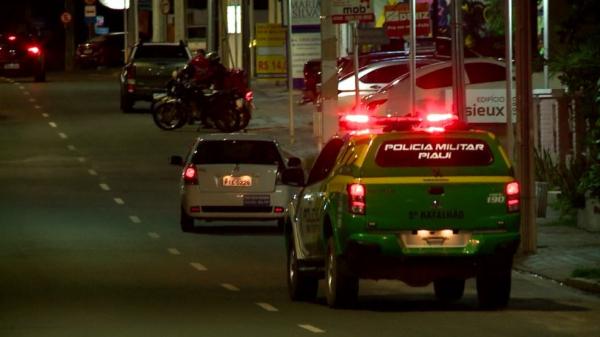 Polícia Militar fiscaliza toque de recolher durante a pandemia da Covid-19 em Teresina.(Imagem:Reprodução/TV Clube)