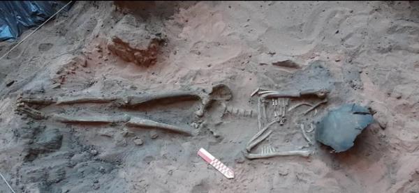 Arqueólogos encontram esqueleto de indígena adulto sepultado diante de parede com gravuras rupestres em Guaribas, no Sul do Piauí.(Imagem:Professora Cláudia Cunha/ UFPI)