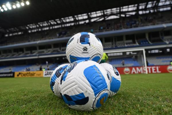  Bolas da Libertadores no estádio George Capwell, casa do Emelec, onde o Flamengo treinará.(Imagem:Conmebol )