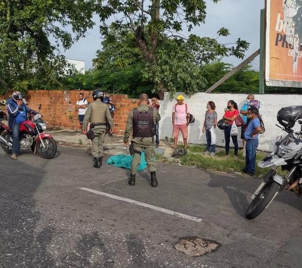  Mulher identificada como Valdirene foi assassinada no bairro Ilhotas, em Teresina.(Imagem:Ravi Marques/TV Clube )