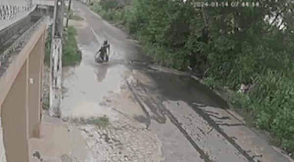 Motociclista cai em buraco escondido pela água da chuva com esposa e bebê de colo, em Floriano.(Imagem:Reprodução)