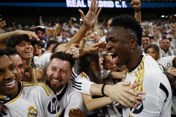 Vinicius Junior comemora com Rodrygo e torcedores a vitória do Real Madrid sobre o Barcelona.(Imagem:Reuters)