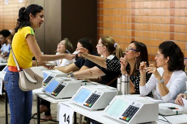 Mesários a serviço da Justiça Eleitoral(Imagem:Marcelo Camargo/ Agência Brasil)