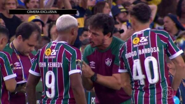 Diniz conversa com Jhon Kennedy antes da entrada do atacante no jogo.(Imagem:Reprodução)