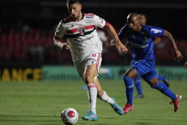 O tento fez explodir um Morumbi que se dividia entre vaias e indignação pela falta de criatividade do time de Rogério Ceni. A vitória alivia o clima do clube tricolor, que convivia(Imagem:Reprodução)