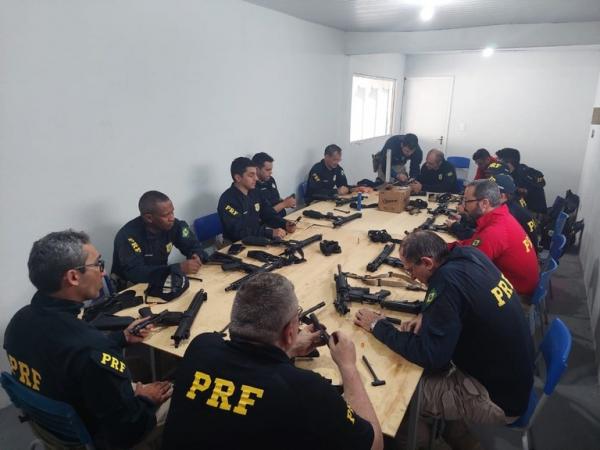 Composto por 21 módulos, o curso abrange atividades práticas e materiais teóricos que possam servir de base educativa aos agentes.(Imagem:Divulgação/PRF)