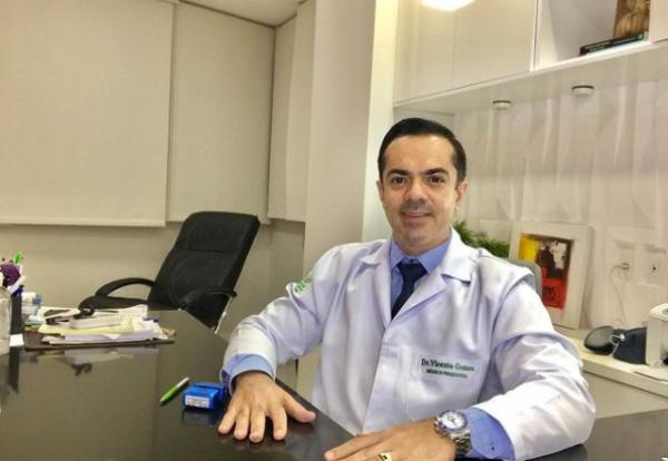 Médico psiquiatra Dr. Vicente Gomes em seu escritório.(Imagem:Divulgação/redes sociais)