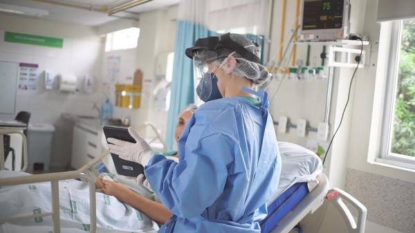 Paciente internado na UTI conversando com parentes e amigos por meio da visita virtual. (Imagem: Ascom Unimed Teresina)