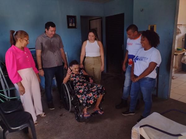 Entrega de cadeiras de rodas emociona beneficiários em ação da Secretaria Municipal de Saúde.(Imagem:FlorianoNews)