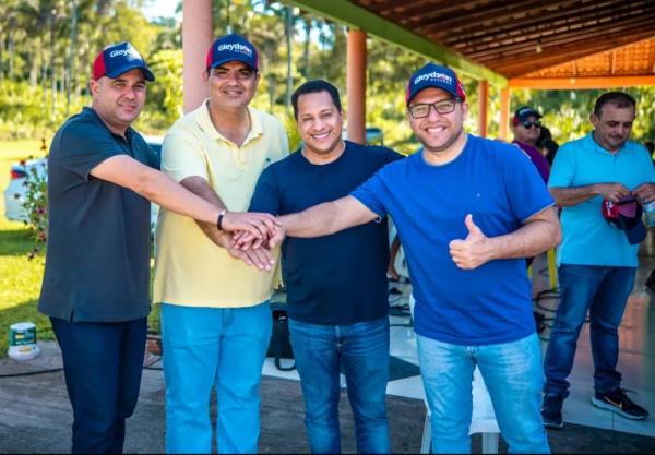 Gleydson Resende acompanhado dos prefeitos Léo do Banco de Jatobá , Daniel Castro de Nova Iorque , visitam o grupo político do Prefeito Ronaldo Vieira em São José dos Basílios.(Imagem:Divulgação)