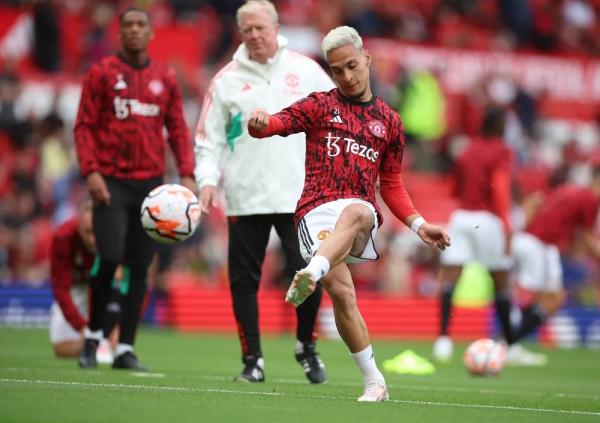 Antony no aquecimento para Manchester United x Nottingham Forest pela Premier League.(Imagem:REUTERS/Phil Noble)