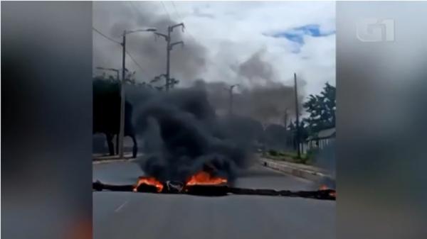 Moradores queimam pneus e interditam avenida durante manifestação em Teresina(Imagem:Reprodução)