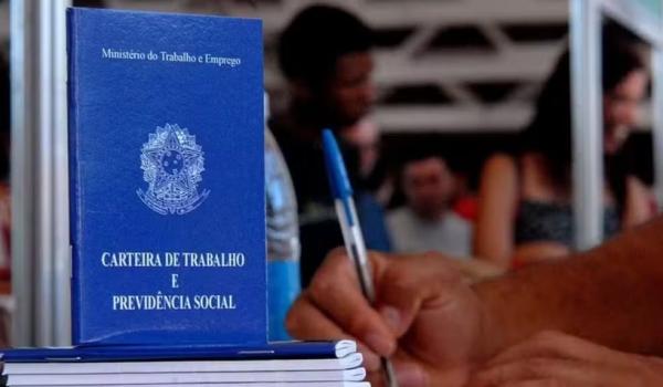 Carteira de trabalho(Imagem:Marcello Casal Jr/Agência Brasil)