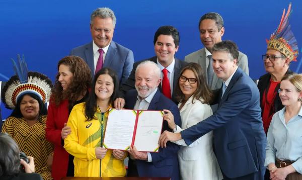 O presidente Luiz Inácio Lula da Silva anuncia a criação da Universidade Federal Indígena (Unind) e a Universidade Federal do Esporte (UFEsporte)(Imagem:Fabio Rodrigues-Pozzebom/ Agência Brasil)