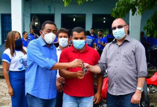 Prefeito Joel Rodrigues entrega caminhão frigorífico à Semec.(Imagem:Secom)