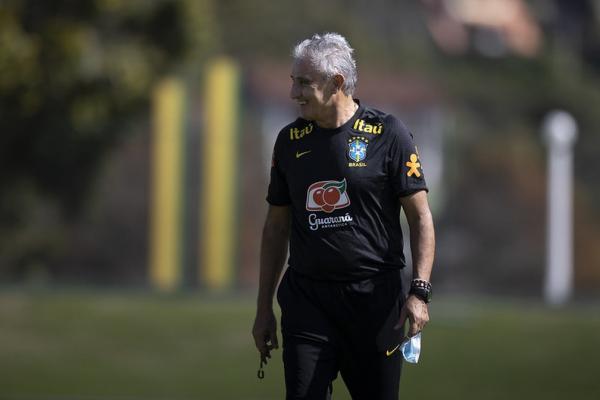 Técnico Tite, sorridente, em treino da seleção brasileira na Granja Comary.(Imagem:Lucas Figueiredo / CBF)