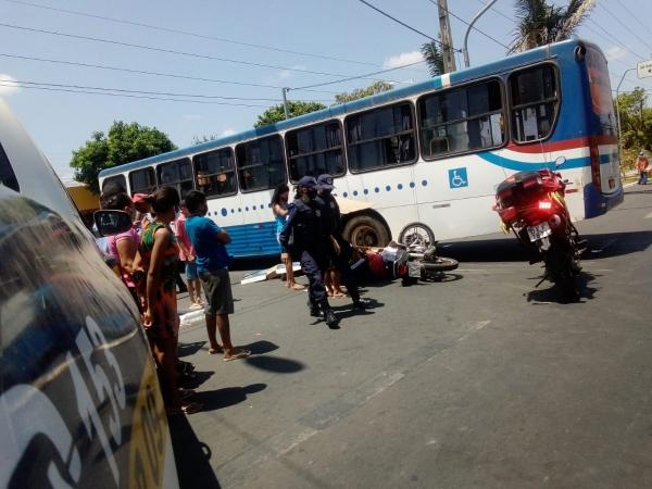 Casal suspeito de assaltos colide moto contra ônibus em Teresina(Imagem:Reprodução)