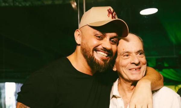 Ney Matogrosso em visita ao barrac&atilde;o da Imperatriz Leopoldinense.(Imagem:Wagner Rodrigues/Divulga&ccedil;&atilde;o Imperatriz)