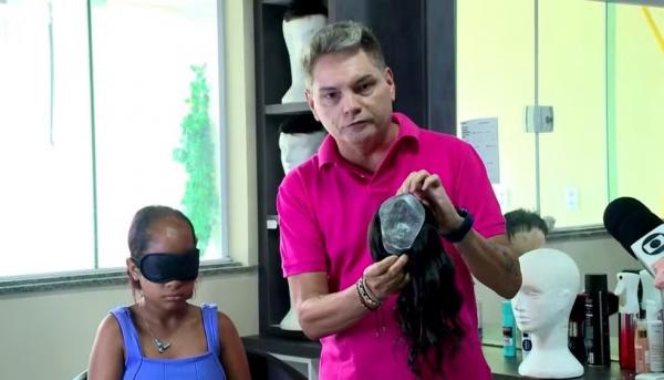 Menina chora ao ganhar implante capilar após perder os cabelos em tratamento de saúde.(Imagem: TV Clube)