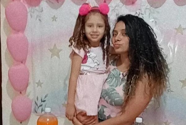Francisca Maria de Carvalho e a filha Agnes Carvalho de Moura, de 5 anos; criança morreu com sinais de envenenamento.(Imagem:Arquivo Pessoal)