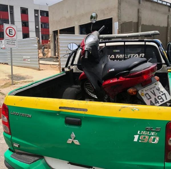 Moto roubada é encontrada em quintal de residência abandonada em Floriano.(Imagem:Reprodução/Instagram)