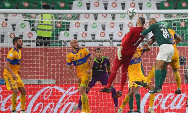 O goleiro Weverton tenta o gol do empate num dos últimos lances da semifinal contra o Tigres, do México, no Mundial de Clubes.(Imagem:KARIM JAAFAR / AFP)