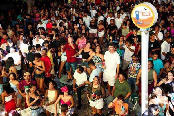 Dany Melody arrasta multid&atilde;o e agita o Carnaval de Floriano(Imagem:Secom )