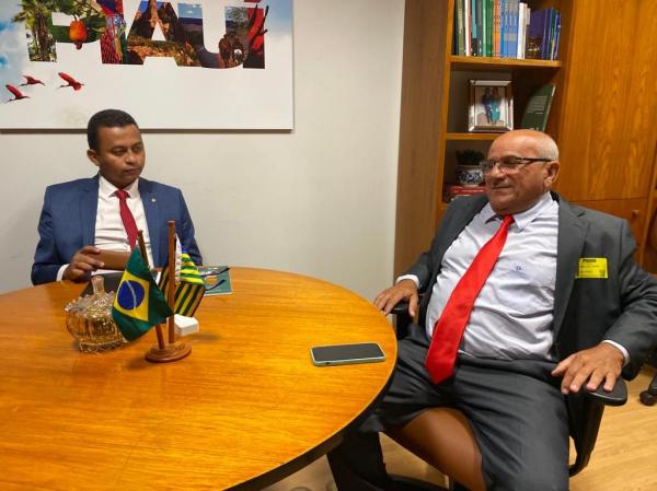 Vereador Antônio José discute pautas para o desenvolvimento de Floriano em visita ao Gabinete do Deputado Federal Francisco Costa..(Imagem:Divulgação )