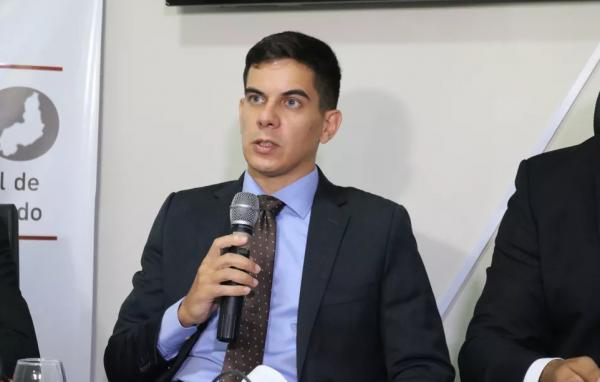 Delegado de Polícia Civil do Piauí Yan Brayner durante coletiva de imprensa nesta terça-feira (12).(Imagem:Lucas Marreiros/g1)