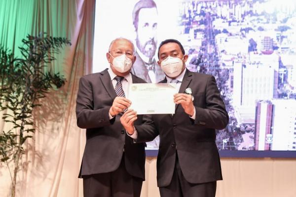 Prefeito Joel recebe medalha do Mérito Conselheiro José Antônio Saraiva(Imagem:Divulgação)