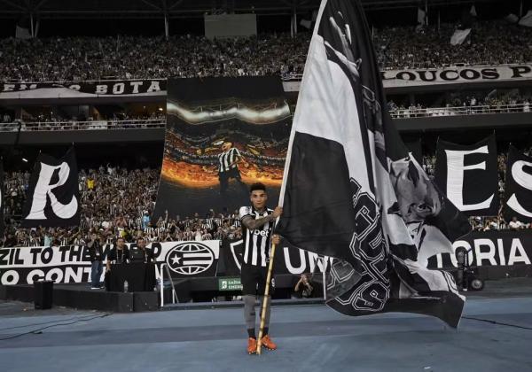 Igor Jesus com a bandeira em sua homenagem em sua despedida do Nilton Santos.(Imagem:André Durão)