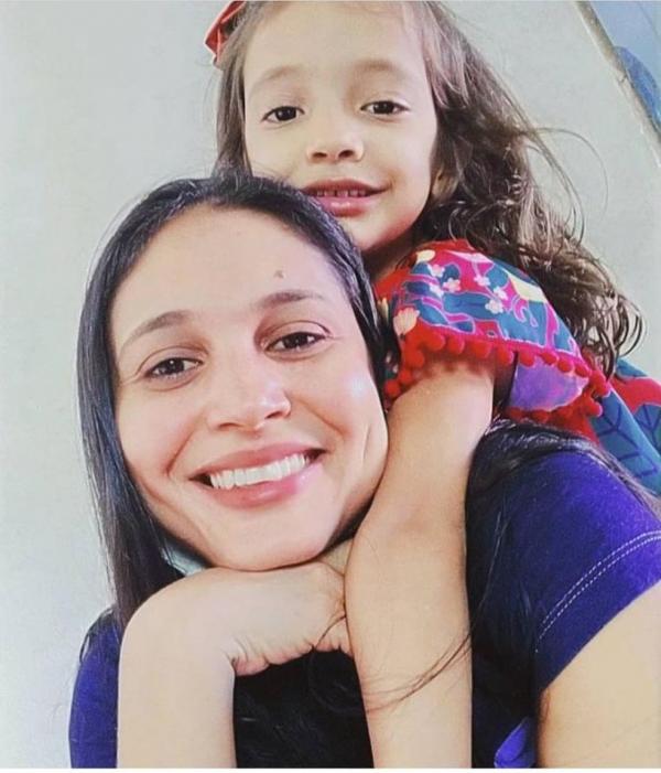 Julianne Magalhães, de 36 anos, e a filha, Maria Júlia, de 5 anos(Imagem:Reprodução)