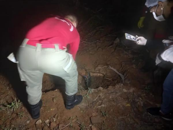 Bombeiros escavam terreno onde corpo foi enterrado em Teresina.(Imagem:Vivianna Cruz/TV Clube)