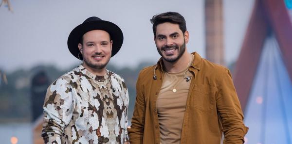 É da dupla sertaneja Israel & Rodolffo a música mais tocada no Brasil em 2021, Batom de cereja. Lançada em 5 de fevereiro como primeiro single do álbum ao vivo Aqui e agora (2021),(Imagem:Reprodução)