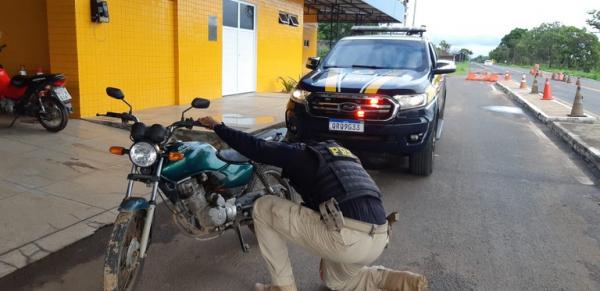 O homem de 18 anos conduzia a motocicleta Honda/Cg 125 Titan Ks no momento da abordagem.(Imagem:Divulgação/PRF)