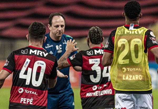 O Flamengo voltou a jogar bem, venceu o Coritiba por 3 a 1, neste sábado (21) e dormirá na liderança do Campeonato Brasileiro. A vitória foi a primeira do Rubro-Negro sob o comando(Imagem:Divulgação)