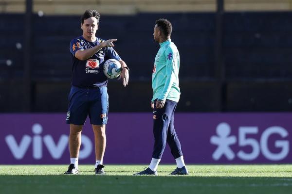 Fernando Diniz conversa com Neymar em treino da Seleção: admiração mútua.(Imagem:Vitor Silva / CBF)