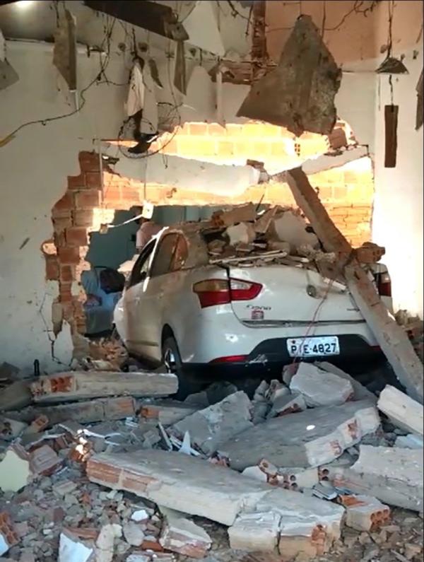 Motorista perde o controle da direção e carro invade duas casas na Zona Norte de Teresina(Imagem:Reprodução)