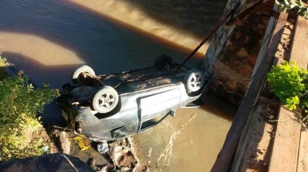 Motorista perdeu controle de veículo e caiu de ponte.(Imagem:FlorianoNews)