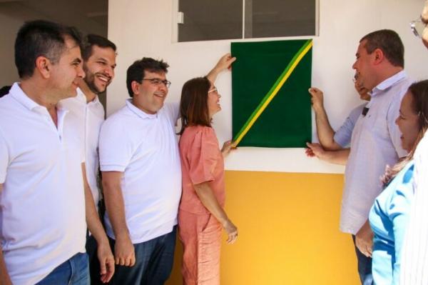 o governador Rafael Fonteles e o secretário Washington Bandeira participaram da solenidade de inauguração da Escola Municipal Floresta Moderna, no município de Bom Jesus.(Imagem:Divulgação)