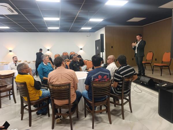Jornalista Denilson Avelino destaca import&acirc;ncia da integra&ccedil;&atilde;o entre imprensa e gest&atilde;o durante encontro em Floriano.(Imagem:FlorianoNews)