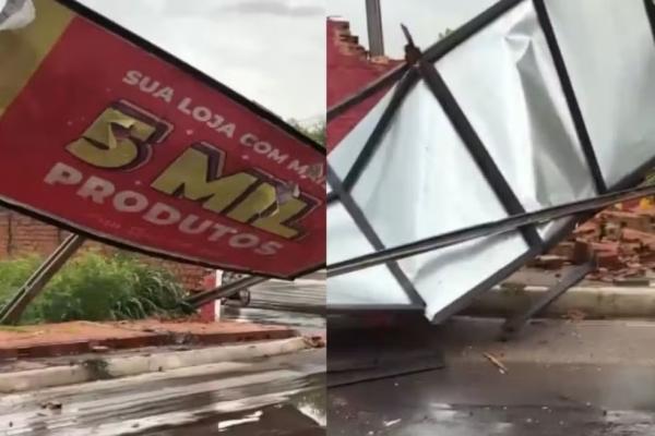 Muro cai e derruba outdoor durante forte chuva na Zona Sul de Teresina.(Imagem:Jairo Silva/TV Clube)